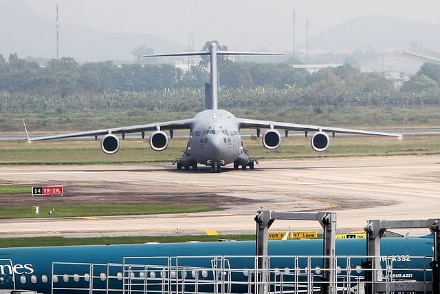 Máy bay vận tải hạng nặng C-17 của Mỹ tiếp tục đến Nội Bài 