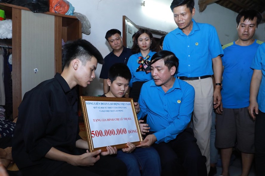 Trao 500 triệu đồng cho gia đình nữ công nhân bị xe đâm tử vong