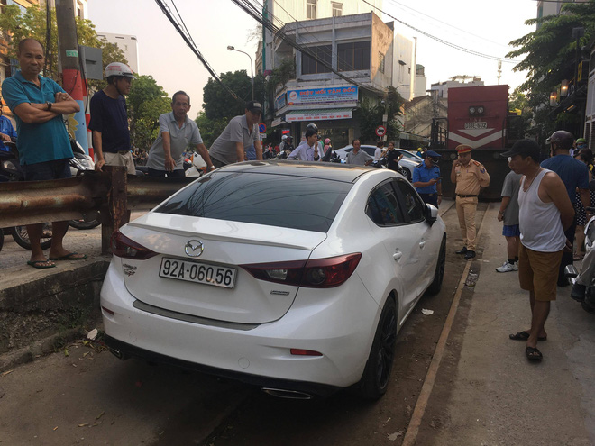 Tài xế đỗ ô tô giữa đường ray khiến đầu tàu lửa vào ga chậm 2 tiếng bị phạt 4 triệu