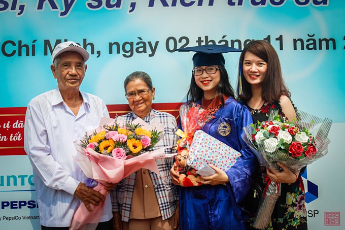 Cụ ông nắm tay, hôn lên má vợ nói 'hẹn kiếp sau'