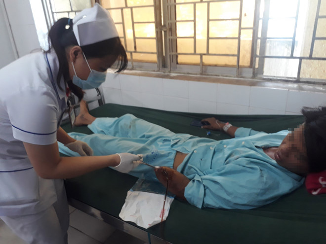 Điện thoại phát nổ khiến chàng trai phải cắt một bàn tay