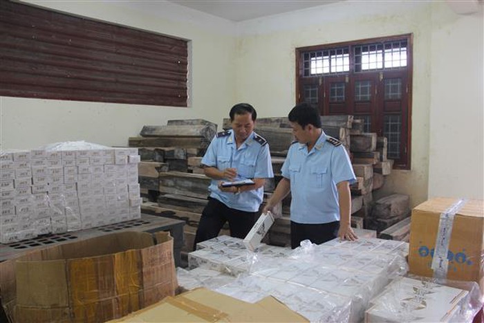 Cận cảnh kho hàng lậu do Hải quan Quảng Trị bắt giữ