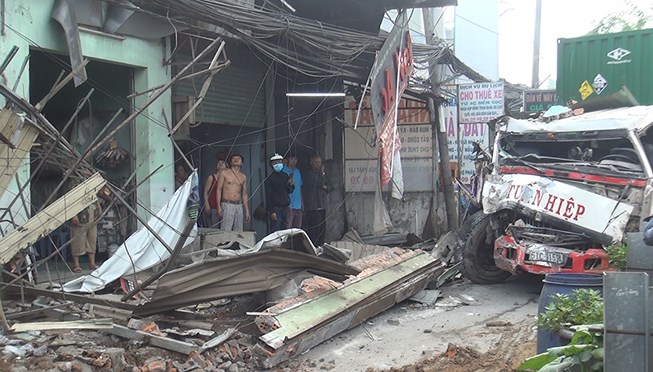 Xe container tông 6 nhà dân ở Bình Chánh