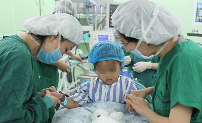 Bé gái Trung Quốc 3 tuổi phẫu thuật ung thư vú