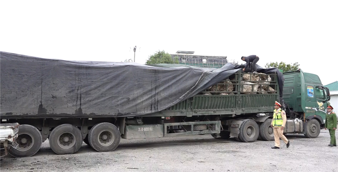 Nghệ An: Bắt giữ hơn 480 tấn đá thạch anh thô không có hóa đơn chứng minh nguồn gốc xuất xứ