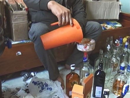 Phát hiện hàng ngàn chai rượu giả