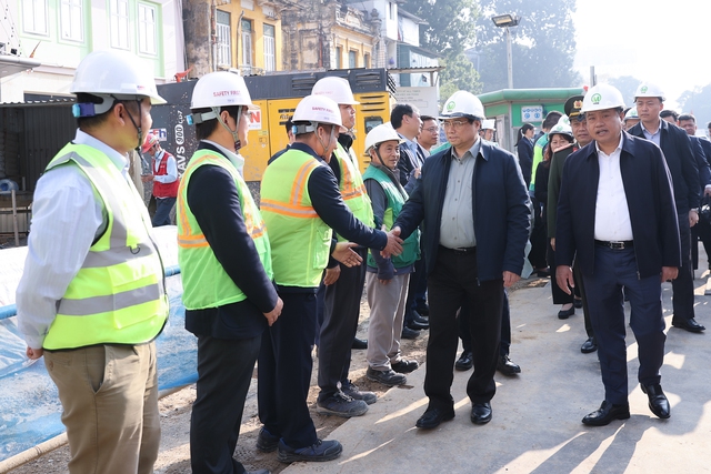 Thủ tướng kiểm tra, động viên người lao động làm việc xuyên Tết tại các công trình trọng điểm